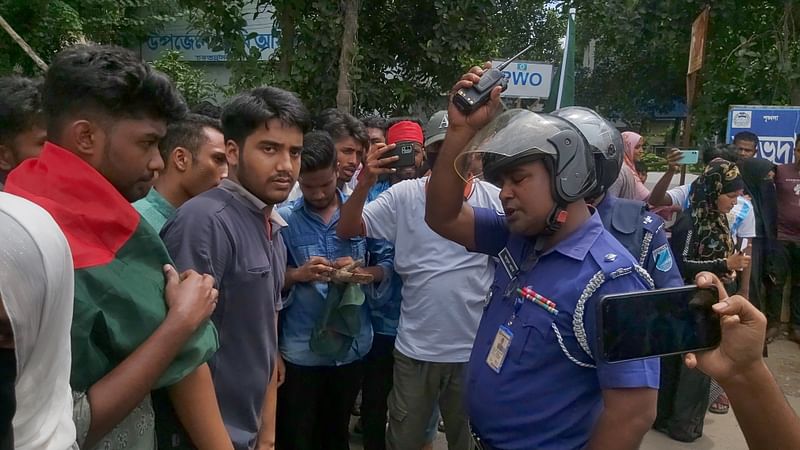 ফরিদপুরের চরভদ্রাসনে কোটা আন্দোলনকারীদের মিছিলে বাধা দিয়েছে পুলিশ